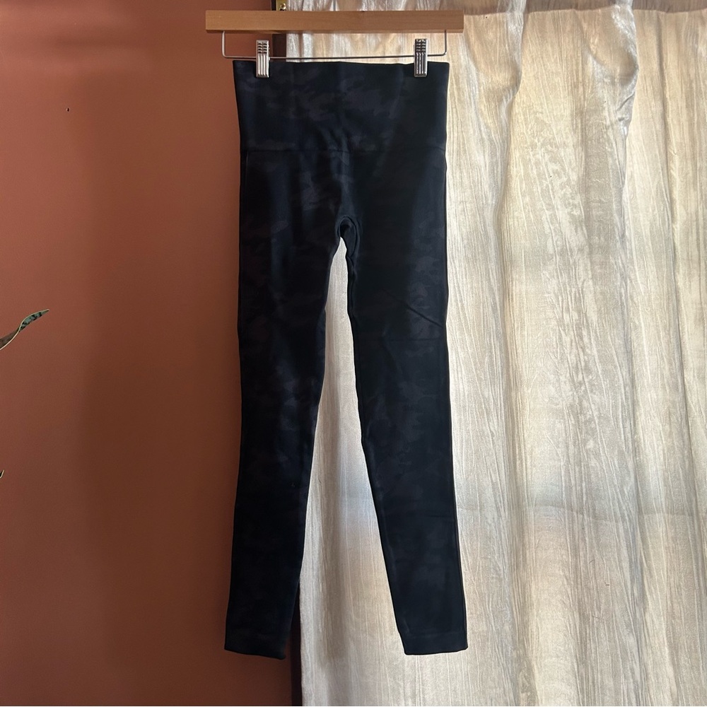 SPANX Camouflage Camo Seamless Leggings High Waisted Black Gray Athletic Size S - Picture 4 of 5